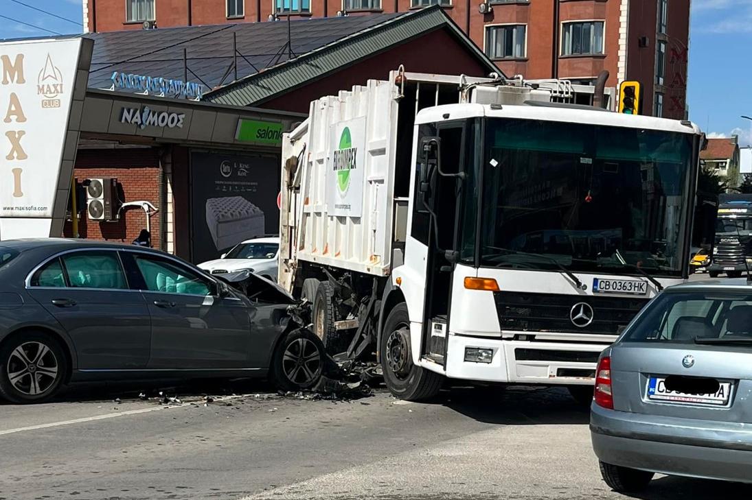 Камион за боклук и лека кола се удариха на столичното Симеоновско шосе
