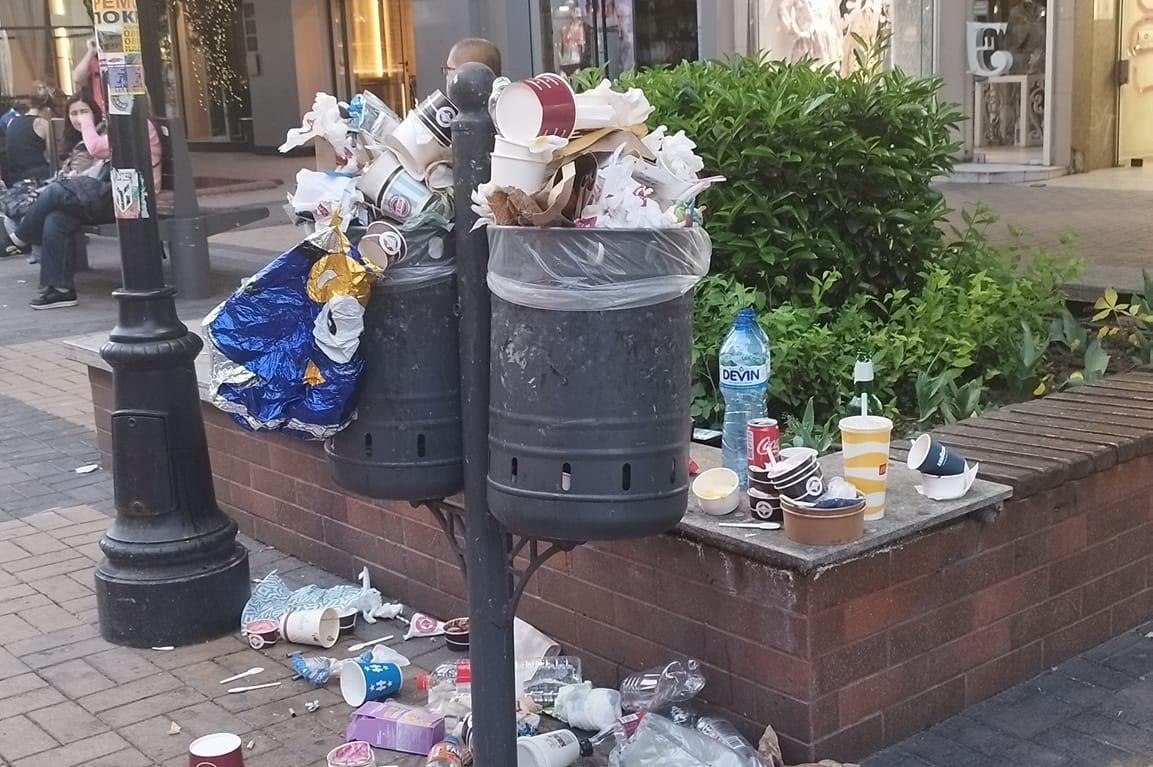 Кошчета за отпадъци "преливат" по столичния бул. Витоша