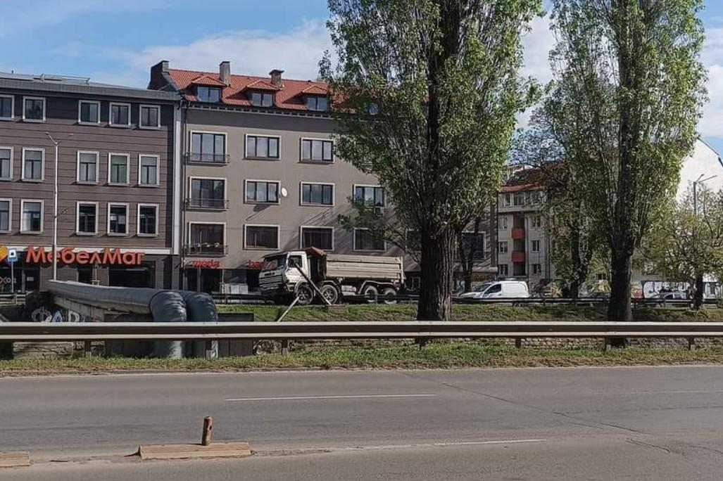 Камион катастрофира при Лъвов мост