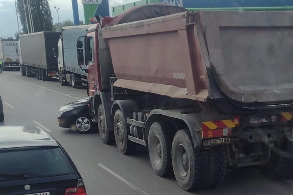 Камион и кола се удариха на столичното Ботевградско шосе