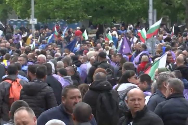 Протест на миньори и енергетици блокира центъра на София