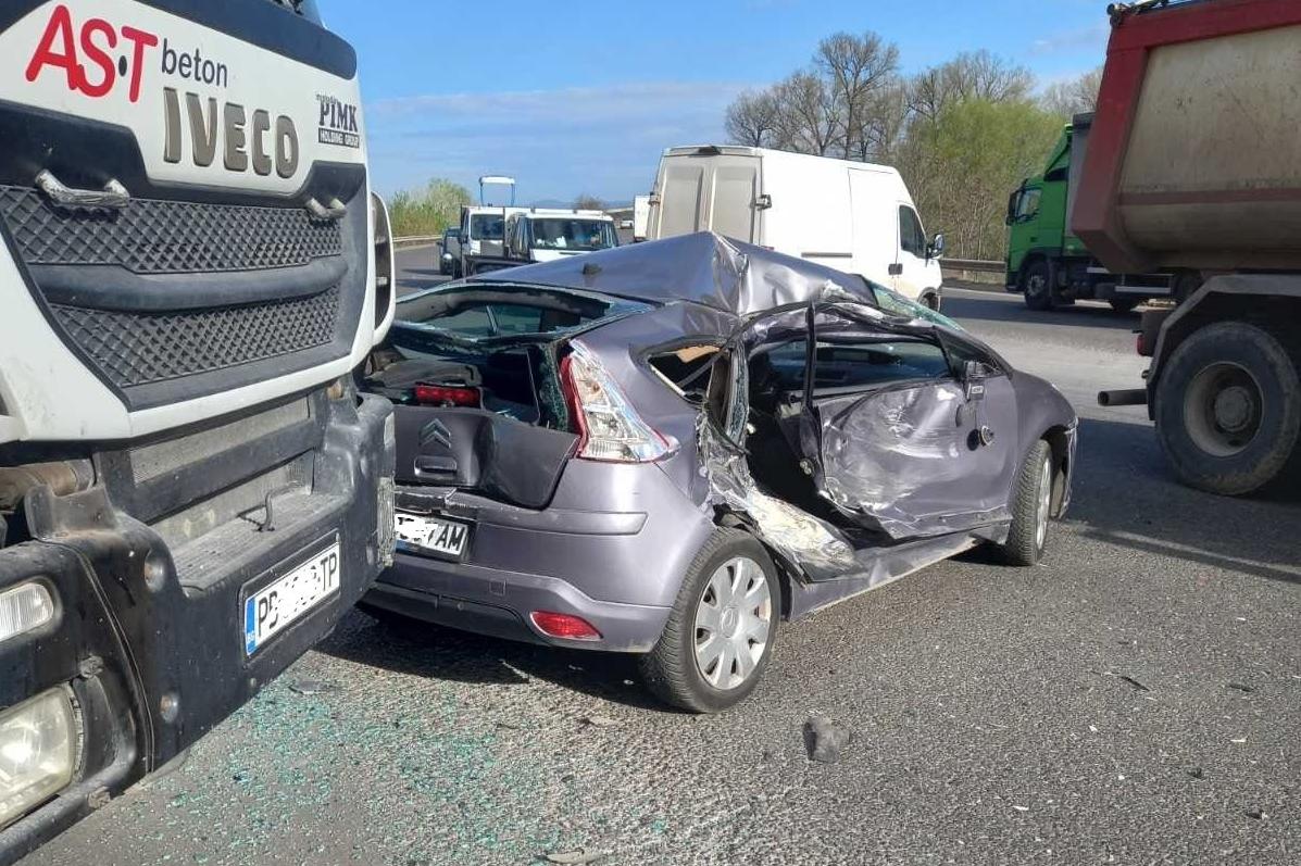 Тежка катастрофа между камион и кола край София