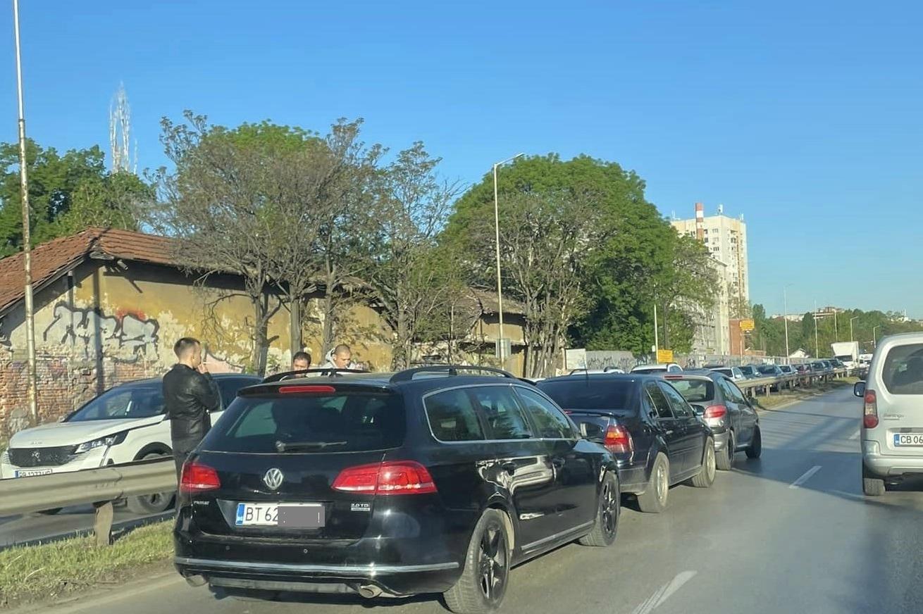 3 коли във верижна катастрофа на "Данаил Николаев" в София