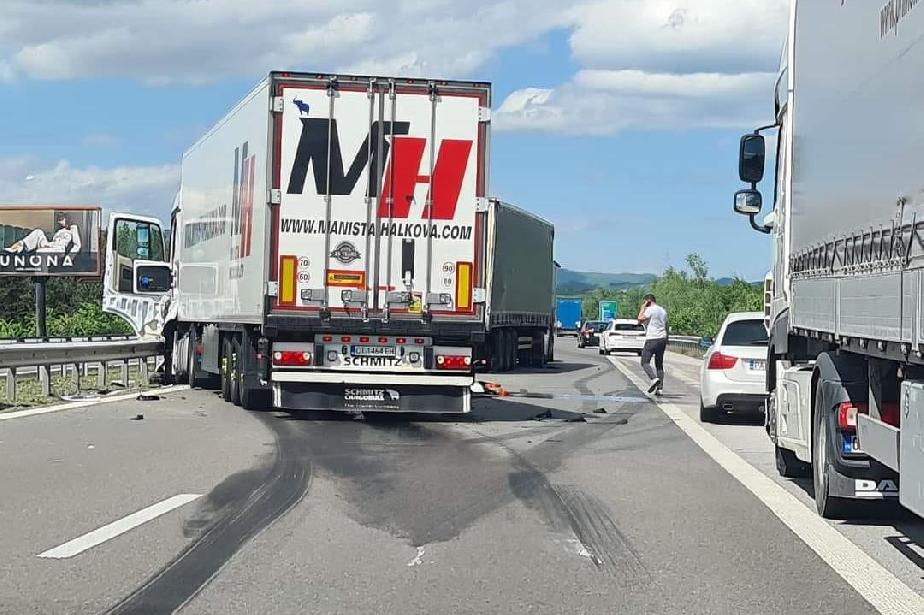 Катастрофа с камиони затруднява трафика по Тракия в посока София