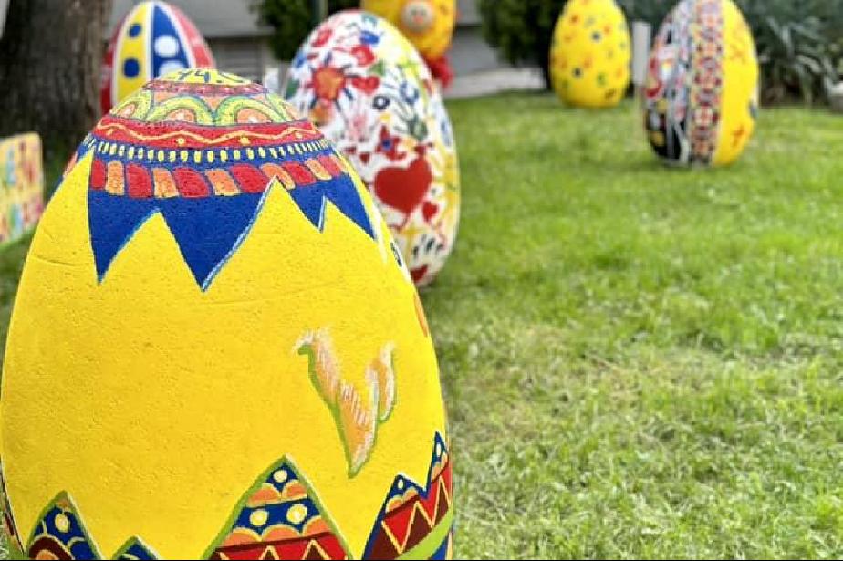 Огромни великденски яйца красят столичния Подуяне