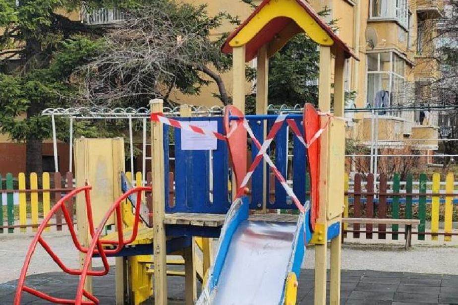 Родител сигнализира за опасни детски площадки в столичния Люлин