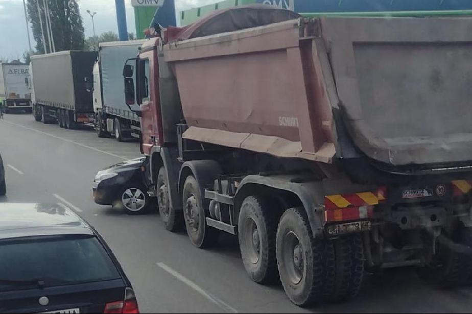 Камион и кола се удариха на столичното Ботевградско шосе