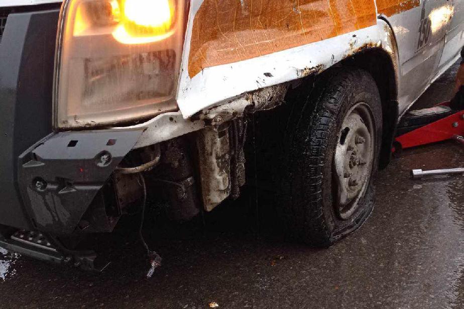 Кола се заби челно в линейка на столичната Спешна помощ