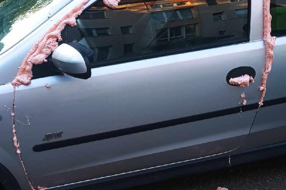 Заради паркомясто: Съседка запечата с монтажна пяна автомобил в столичния З
