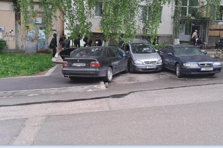 БМВ се заби в паркирани коли в столичния Люлин 5